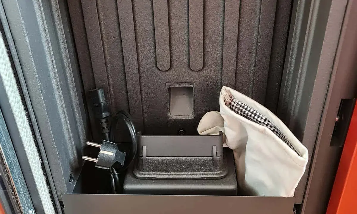 Cable de alimentación y bolsa de limpieza dentro de una estufa pellet no enciende.