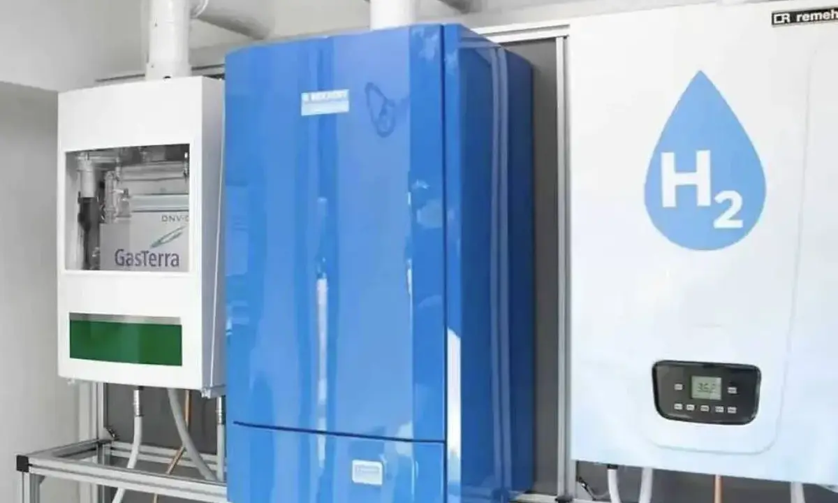 Calentadores de gas y un dispositivo con el símbolo H₂ para hidrógeno verde.