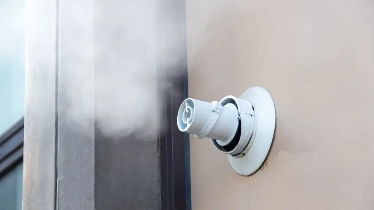 Salida de vapor de una chimenea de caldera de condensación.