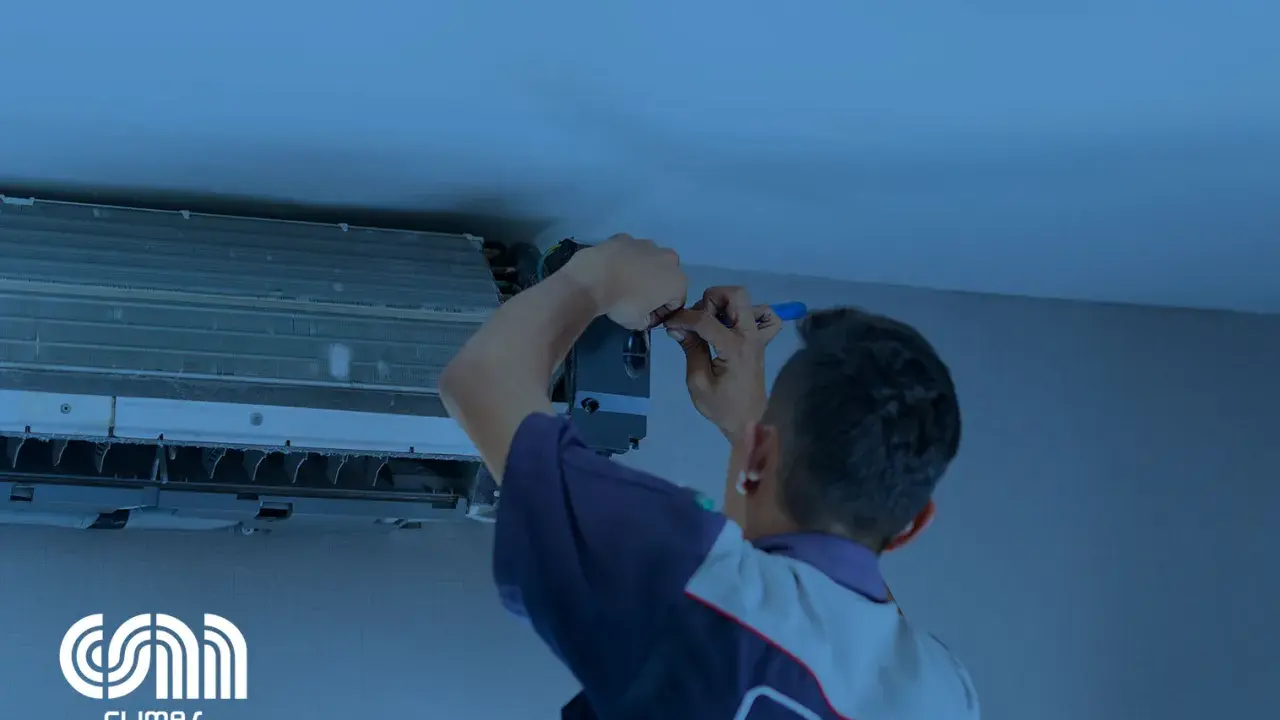 Técnico revisa unidad de aire acondicionado para evitar que se congele el aire acondicionado.