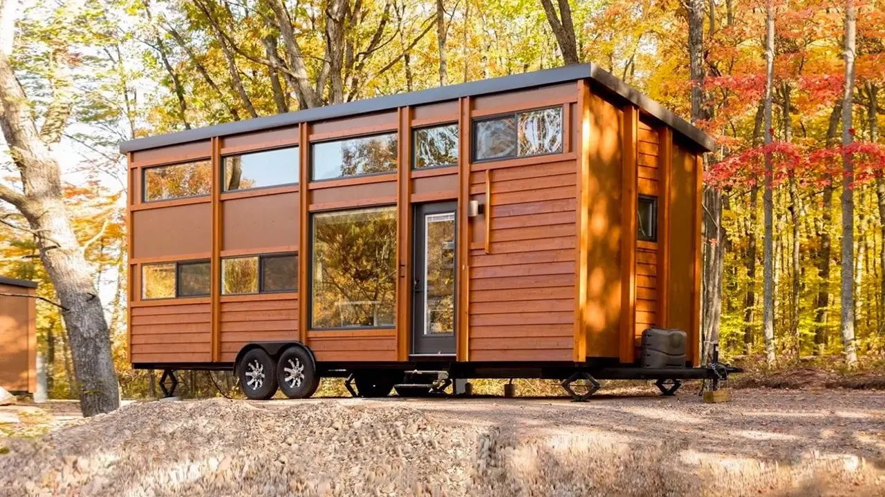 Mobil home de madera en otoño, ideal para disfrutar del paisaje con la mejor calefacción para mobil home.