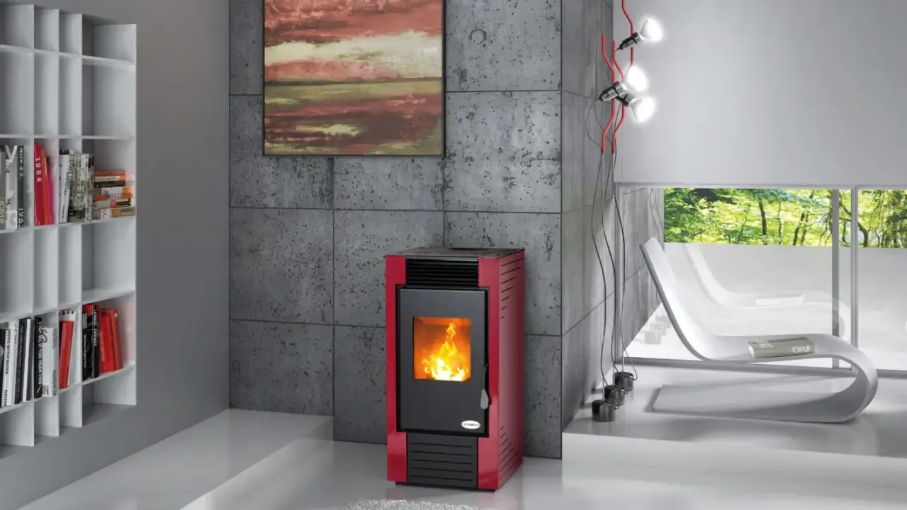 Estufa de pellets roja con llama encendida, ideal para un alto rendimiento en ambientes modernos.