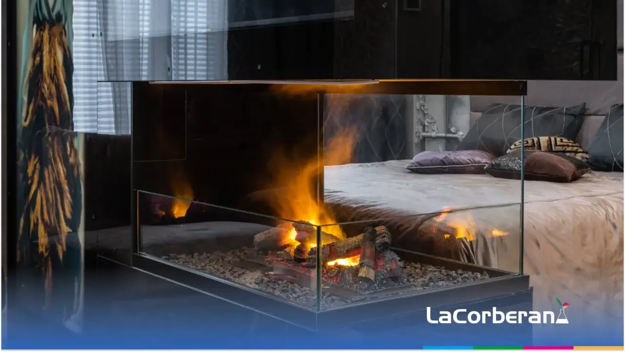 Un moderno sistema cristal limpio chimenea con llamas danzantes ilumina una acogedora habitación.