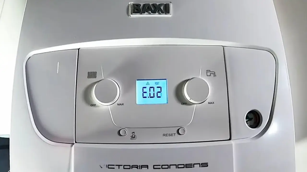 Caldera Baxi Victoria Condens con display que muestra "E.02", indicando un problema.