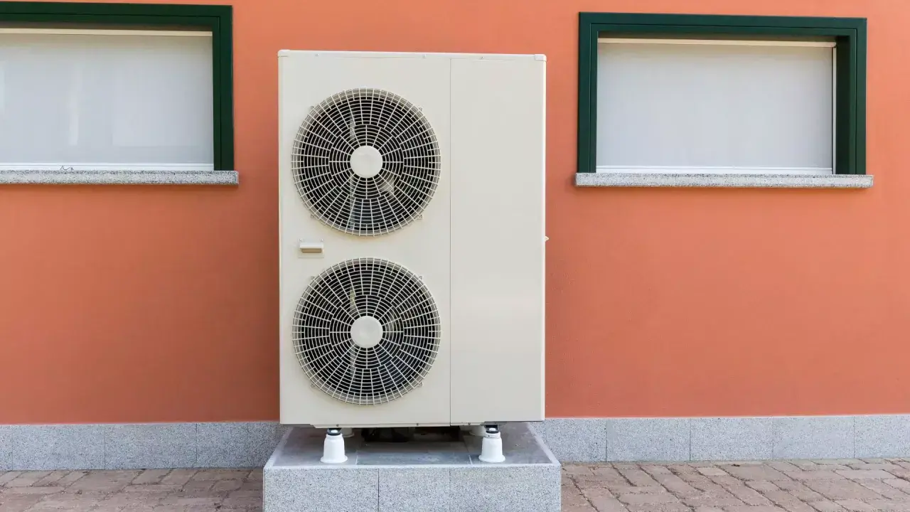 Unidad exterior de aire acondicionado con dos ventiladores. Aprende cómo se calcula el cop para optimizar su eficiencia.