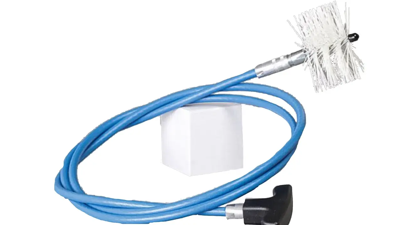 Cepillo para limpiar tubos de estufa de pellets. Mango en T negro, cable azul y cepillo blanco.