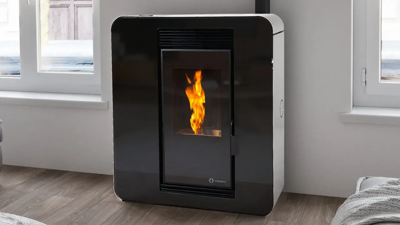 Estufa de pellets moderna con llama encendida, ideal para canalizar calor y crear un ambiente acogedor.