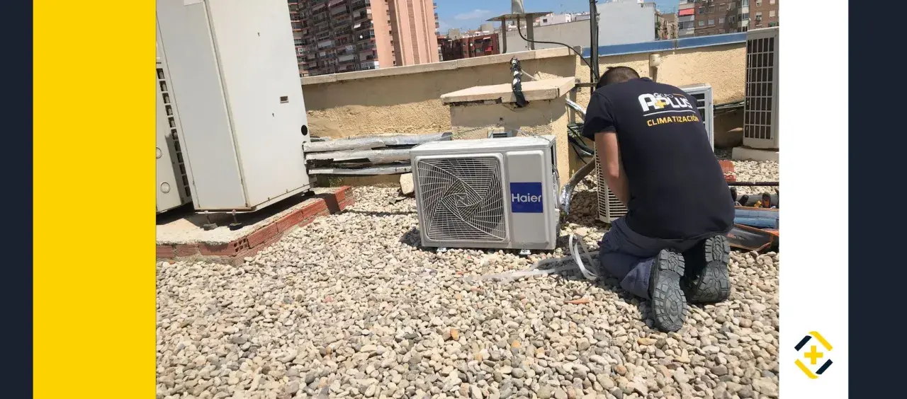 Técnico realizando mantenimiento preventivo de aire acondicionado en una azotea.