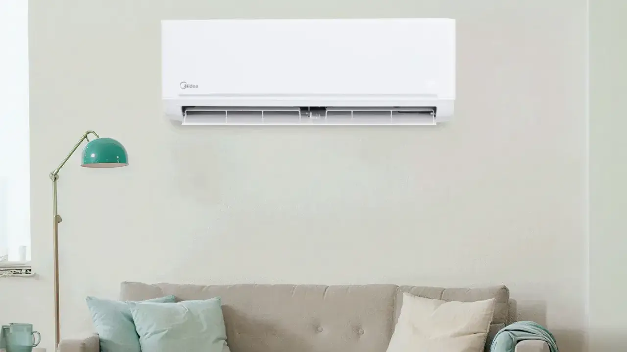 Un moderno aire acondicionado Midea instalado en la pared, listo para poner aire acondicionado en casa y disfrutar del confort.