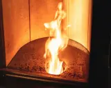 Llama intensa en estufa de pellets. El ventilador parece tener un fallo, la combustión es anormal.