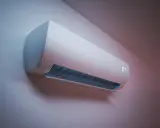 Un moderno aire acondicionado blanco en una pared, con rejillas azules y una pantalla digital. Su funcionamiento es silencioso, con bajos decibelios aire acondicionado.
