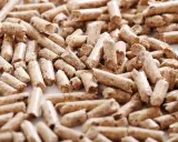 Montón de varios tipos de pellet de madera, pequeños cilindros de material orgánico compactado, listos para ser usados como combustible.