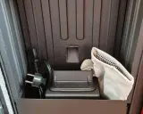Cable de alimentación y bolsa de limpieza dentro de una estufa pellet no enciende.