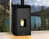 Estufa de pellets negra con llama encendida, ideal para saber como subir la temperatura a una estufa de pellets y disfrutar de un ambiente acogedor.