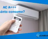Mano sujetando control remoto de aire acondicionado con etiqueta "AC A+++ ¿Cuánto consume?". Descubre la eficiencia energética y el consumo de tu aire acondicionado con la función smart.