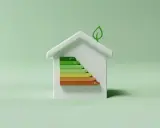 Casa blanca con escala de eficiencia energética, destacando la aerotermia CE3X para un hogar sostenible.