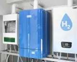 Calentadores de gas y un dispositivo con el símbolo H₂ para hidrógeno verde.