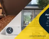 Comparativa entre aerotermia y pellets para tu hogar. Una unidad exterior de aerotermia junto a un depósito de pellets.