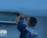 Técnico revisa unidad de aire acondicionado para evitar que se congele el aire acondicionado.