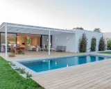 Modern villa with pool and terrace. The **aerotermia para piscinas** ensures a perfect temperature for swimming year-round.