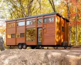 Mobil home de madera en otoño, ideal para disfrutar del paisaje con la mejor calefacción para mobil home.