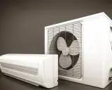 Unidad interior y exterior de una bomba de calor aire aire. Eficiencia energética para tu hogar.
