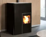 Estufa de pellets negra con llama encendida. Un fallo encendido estufa pellets podría ser la causa de que no caliente.