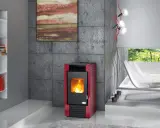 Estufa de pellets roja con llama encendida, ideal para un alto rendimiento en ambientes modernos.