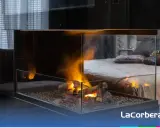 Un moderno sistema cristal limpio chimenea con llamas danzantes ilumina una acogedora habitación.
