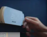 Termostato IRSAP muestra 21.5°C. Entender la diferencia entre termostato y cronotermostato es clave para tu confort.