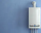 Calderas ecológicas modernas colgadas en pared azul. Eficiencia y confort para tu hogar.