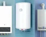 Tres calentadores de gas: uno compacto, uno cilíndrico y otro con pantalla digital. Ilustran la diferencia entre caldera y calentador de gas.