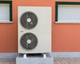 Unidad exterior de aire acondicionado con dos ventiladores. Aprende cómo se calcula el cop para optimizar su eficiencia.