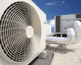 Unidades de aire acondicionado en una azotea. Descubre qué es inverter en aire acondicionado para un ahorro energético.
