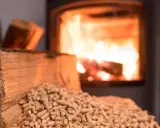 Leña y pellets listos para alimentar la estufa, que tiene mucha llama.