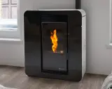 Estufa de pellets moderna con llama encendida, ideal para canalizar calor y crear un ambiente acogedor.