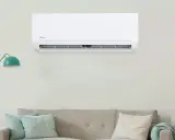 Un moderno aire acondicionado Midea instalado en la pared, listo para poner aire acondicionado en casa y disfrutar del confort.
