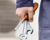 Técnico con herramientas, listo para revisar la vida útil de la bomba de calor.