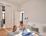 Pareja relajada en la cama, disfrutando de un ambiente fresco gracias al aire acondicionado, ideal para un buen sleep.