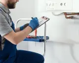 Técnico revisa la caldera para asegurar su seguro funcionamiento.