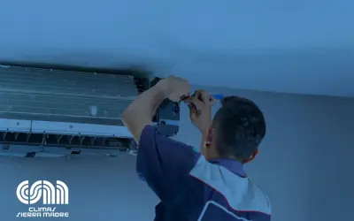 Técnico revisa unidad de aire acondicionado para evitar que se congele el aire acondicionado.