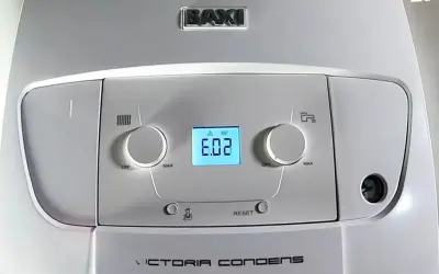 Caldera Baxi Victoria Condens con display que muestra "E.02", indicando un problema.