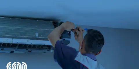 Técnico revisa unidad de aire acondicionado para evitar que se congele el aire acondicionado.