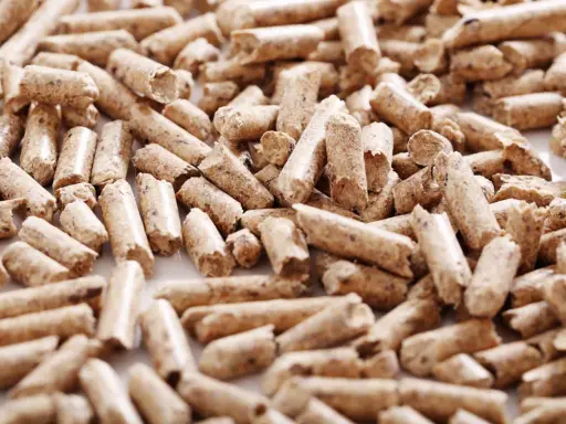 Montón de varios tipos de pellet de madera, pequeños cilindros de material orgánico compactado, listos para ser usados como combustible.