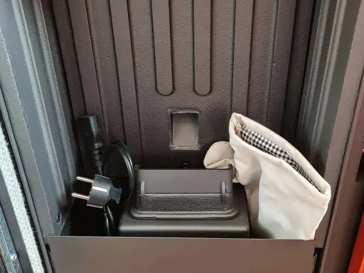 Cable de alimentación y bolsa de limpieza dentro de una estufa pellet no enciende.