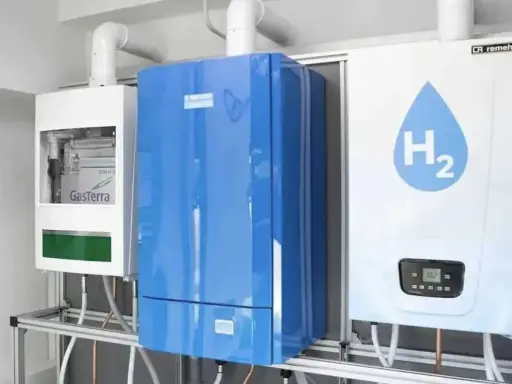Calentadores de gas y un dispositivo con el símbolo H₂ para hidrógeno verde.