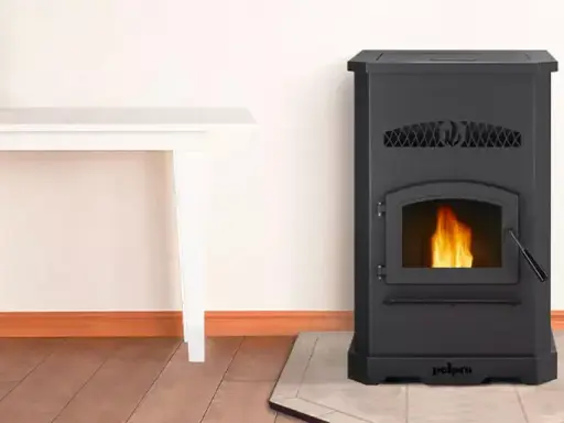 Estufa de pellets negra con fuego encendido. Junto a una mesa blanca. ¡No cae pellet en la estufa, todo limpio y seguro!