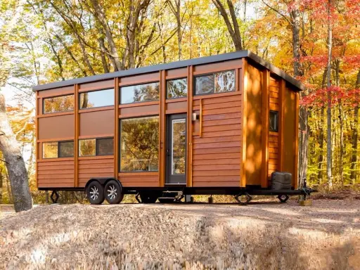 Mobil home de madera en otoño, ideal para disfrutar del paisaje con la mejor calefacción para mobil home.