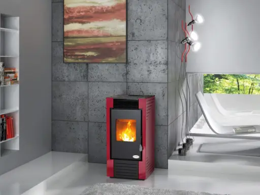 Estufa de pellets roja con llama encendida, ideal para un alto rendimiento en ambientes modernos.