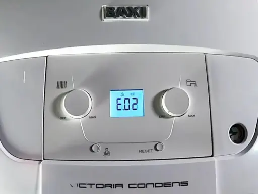 Caldera Baxi Victoria Condens con display que muestra "E.02", indicando un problema.